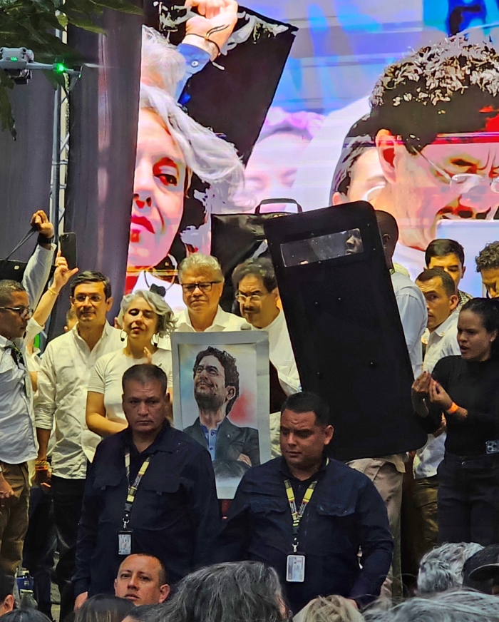 Iván Cepeda en el Parque de Berrío